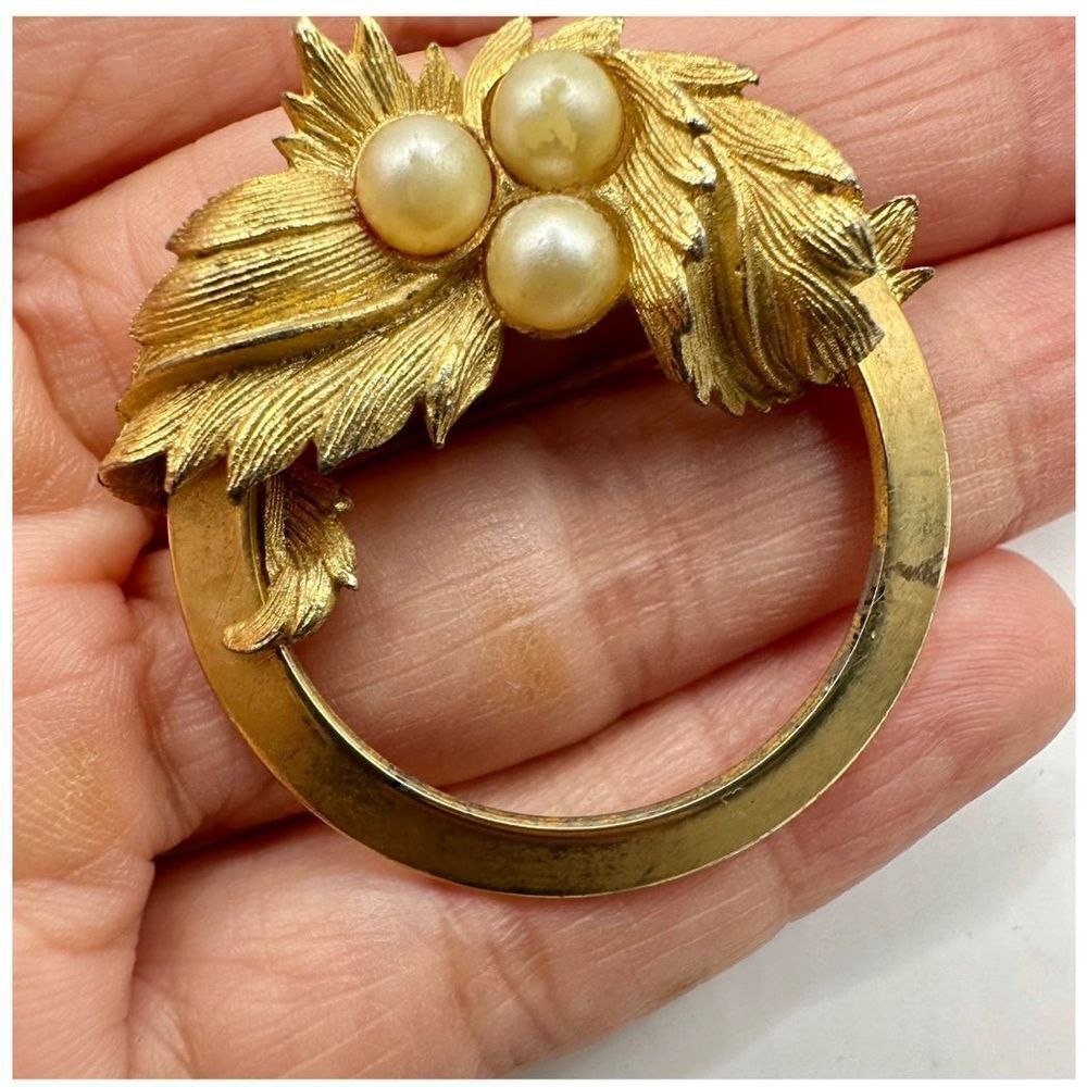 Sarah Coventry vintage Endearing pearl brooch